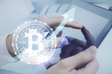 Erkeklerin el ele tutuşmalarının ve telefon ve kripto para birimi engelleme teması çiziminin iki kez görüntülenmesi.