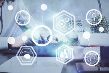 Bir erkeğin elini tutarken ve telefon ve sosyal ağ teması kullanırken çift pozlama.