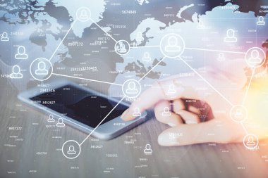 Sosyal ağda çifte pozlama hologram ve cep telefonu kullanan bir kadın..