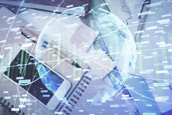 Masaüstü üzerinde telefon ile iş temalı hologramın çifte pozlandırılması. Üst Manzara. Mobil uluslararası ticaret bağlantısı kavramı.