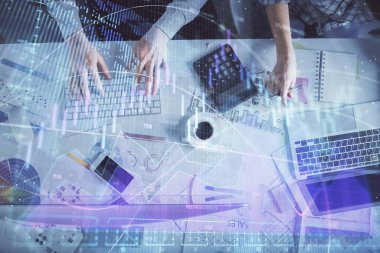 Birlikte çalışan kadın ve erkeğin çifte pozu ve finansal grafik hologramı çizimi. Pazar analizi konsepti. Bilgisayar arkaplanı. Üst Görünüm.