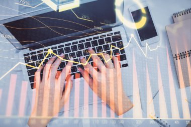 Bilgisayar ve ön x çizim hologramı üzerinde çalışan kadın elleri çift pozlama. Üst Manzara. Mali analiz kavramı.