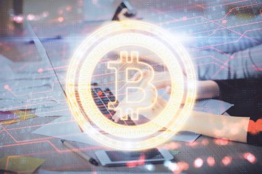 Bilgisayarda ve kripto piyasa temalı hologram çizimlerinde kadın elinin çifte pozu. Engelleme zinciri kavramı.