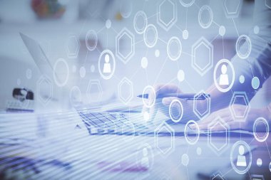 Kadın elinin bilgisayar ve sosyal ağ temalı hologram çizimlerinde çifte pozlama. Halk medyası kavramı.