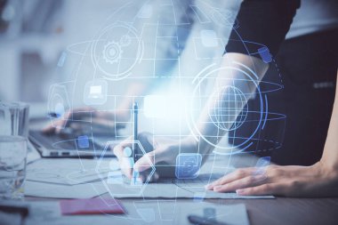 Kadın elinin bilgisayar ve sosyal ağ temalı hologram çizimlerinde çifte pozlama. Halk medyası kavramı.