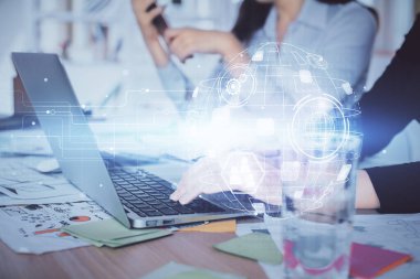 Kadın elinin bilgisayar ve sosyal ağ temalı hologram çizimlerinde çifte pozlama. Halk medyası kavramı.