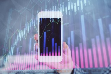 Erkeklerin el ele tutuşup dijital bir cihaz ve ön grafik çizimi kullanırken çift pozlama. Finansal piyasa kavramı.