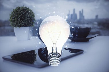 Ampul çizimi ve cep telefonu arkaplanı çift pozlu. Fikir kavramı