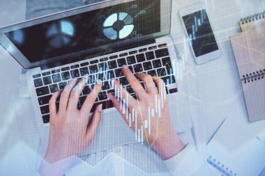 Bilgisayar ve ön x çizim hologramı üzerinde çalışan kadın elleri çift pozlama. Üst Manzara. Mali analiz kavramı.