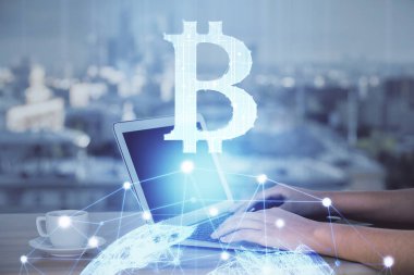 Bilgisayarda ve kripto piyasa temalı hologram çizimlerinde kadın elinin çifte pozu. Engelleme zinciri kavramı.