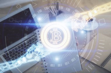 Bilgisayarda ve kripto piyasa temalı hologram çizimlerinde kadın elinin çifte pozu. Engelleme zinciri kavramı.
