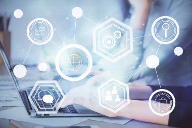 Kadın elinin bilgisayar ve sosyal ağ temalı hologram çizimlerinde çifte pozlama. Halk medyası kavramı.