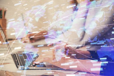 Bilgisayar ve veri temalı hologram çizimlerinde çalışan kadın elleri çift pozlama. Teknoloji kavramı.