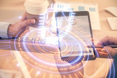 Dijital bir cihaz ve veri temalı çizim kullanarak erkeklerin el ele tutuşması. Yenilik kavramı.