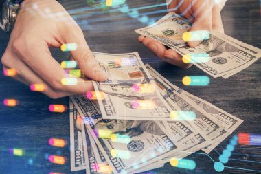 Teknolojinin iki katına çıkması hologram, dolar banknotları ve insan eli. Veri kavramı