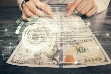 Teknolojinin iki katına çıkması hologram, dolar banknotları ve insan eli. Veri kavramı