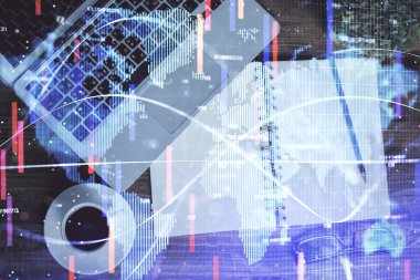 Masaüstü arkaplanındaki bilgisayarın üzerinde iş temalı hologram çizimleri. Üst Manzara. Çoklu maruz kalma. Uluslararası bağlantılar kavramı.