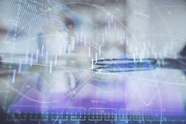 Ofisteki kahve fincanının arka planında iki kat fotograf var. Finansal analiz ve başarı kavramı.