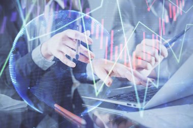 Birlikte çalışan kadın ve erkeğin birden fazla pozu ve finansal grafik hologramı. İş konsepti. Bilgisayar arkaplanı.