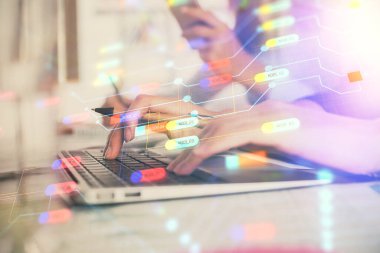 Bilgisayar ve veri temalı hologram çizimleri üzerinde çalışan kadın ellerine çok fazla maruz kalma. Teknoloji kavramı.