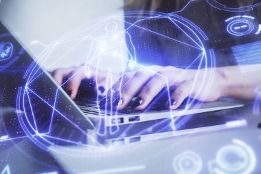 Bilgisayarda yazı yazan kadın elleri ve genel temalı hologram çizimleri. Eğitim kavramı.