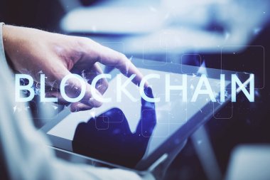 Erkeklerin el ele tutuşmalarının ve telefon ve kripto para birimi engelleme teması çiziminin iki kez görüntülenmesi.