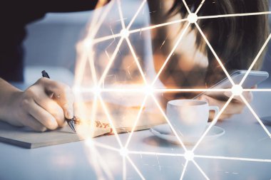 Sosyal ağda çifte pozlama hologram ve cep telefonu kullanan bir kadın..