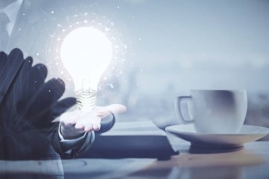 Masaüstü ve ampul çizimi, kahve ve masa arkasında eşyalar. Fikir kavramı.