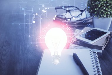 Ampul çizimi ve cep telefonu arkaplanı çift pozlu. Fikir kavramı