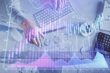 Erkeklerin ellerinin bilgisayar klavyesini ve forx grafik hologramını yazarken çoklu pozlama. Üst Manzara. Finans piyasası kavramı.