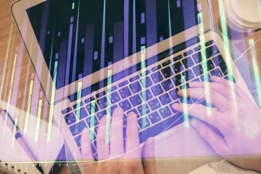 Erkeklerin ellerinin bilgisayar klavyesini ve ön grafik hologram çizimlerini yazarken çifte pozlama. Üst Manzara. Finans piyasası kavramı.