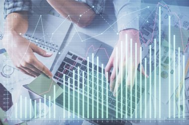 Kadın ve erkeğin birlikte çalışırken çifte pozlama ve hologram çizimi ön plana çıkarma. Finansal analiz konsepti. Bilgisayar arkaplanı. Üst Görünüm.