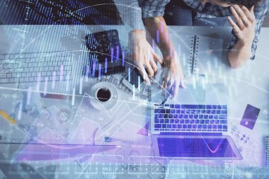 Kadın ve erkeğin birlikte çalışması ve finansal grafik hologramı çizimi. Pazar analizi konsepti. Bilgisayar arkaplanı. Üst Görünüm.