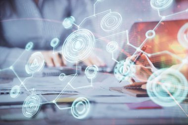 Kadın elinin bilgisayar ve sosyal ağ temalı hologram çizimlerinde çifte pozlama. Halk medyası kavramı.