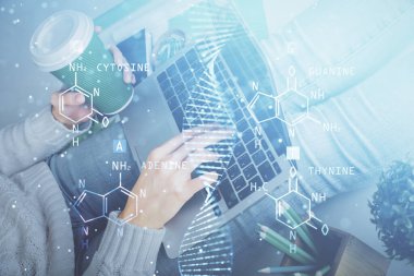 Bilgisayarda yazı yazan ve DNA hologramı çizen bir kadının ellerine iki kez maruz kalmış. Tıp eğitimi kavramı.