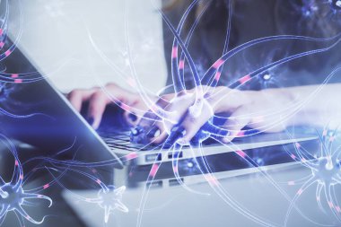 Kadın elinin bilgisayarda ve nöron çizimlerinde çifte pozlama. Eğitim kavramı.