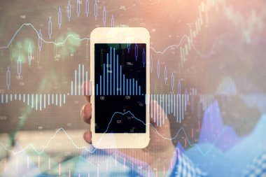 Erkeklerin el ele tutuşup dijital bir cihaz ve ön grafik çizimi kullanırken çift pozlama. Finansal piyasa kavramı.