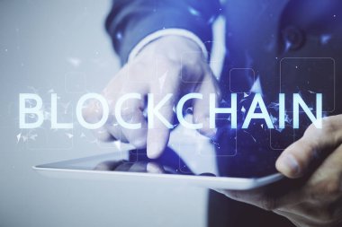 Erkeklerin el ele tutuşmalarının ve telefon ve kripto para birimi engelleme teması çiziminin iki kez görüntülenmesi.