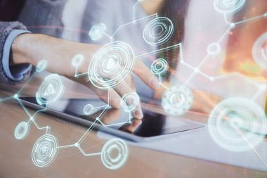 Çift pozlama sosyal ağ temalı çizim ve erkek ve kadın birlikte çalışan tutmak ve mobil bir cihaz kullanarak.