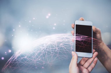 Sosyal ağda çifte pozlama hologram ve cep telefonu kullanan bir kadın..