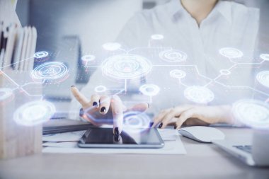 Sosyal ağda çifte pozlama hologram ve cep telefonu kullanan bir kadın..