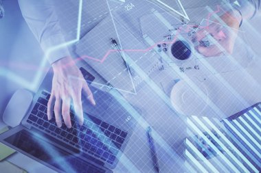 Erkeklerin ellerinin bilgisayar klavyesini ve forx grafik hologramını yazarken çoklu pozlama. Üst Manzara. Finans piyasası kavramı.