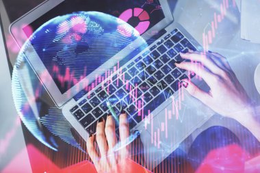 Bilgisayar ve finansal temalı hologram çizimleri üzerinde çalışan kadın elleri çift pozlama. Üst Manzara. İş konsepti.