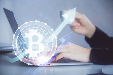 Bilgisayarda ve kripto piyasa temalı hologram çizimlerinde kadın elinin çifte pozu. Engelleme zinciri kavramı.