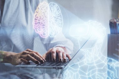 Kadın eli bilgisayarda yazarken çift pozlama ve AR gözlüklü bir adam çizim yapıyor. Eğitim kavramı.