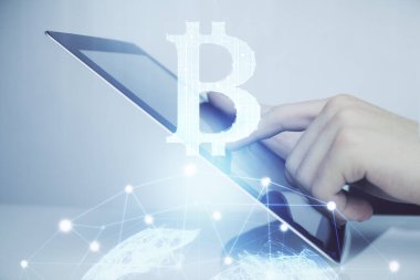 Erkeklerin el ele tutuşmalarının ve telefon ve kripto para birimi engelleme teması çiziminin iki kez görüntülenmesi.