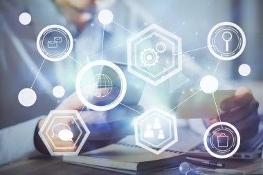 Bir erkeğin elini tutarken ve telefon ve sosyal ağ teması kullanırken çift pozlama.