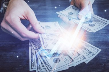 Çok sayıda ok, hologram, Amerikan dolarları ve insan eli. Büyüme kavramı.