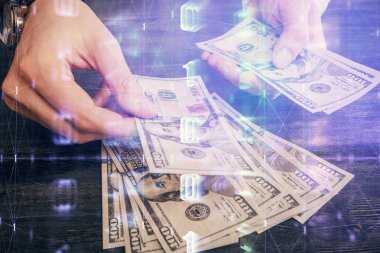 Teknolojinin iki katına çıkması hologram, dolar banknotları ve insan eli. Veri kavramı