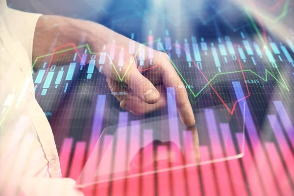 Erkeklerin el ele tutuşup dijital bir cihaz ve ön grafik çizimi kullanırken çift pozlama. Finansal piyasa kavramı.